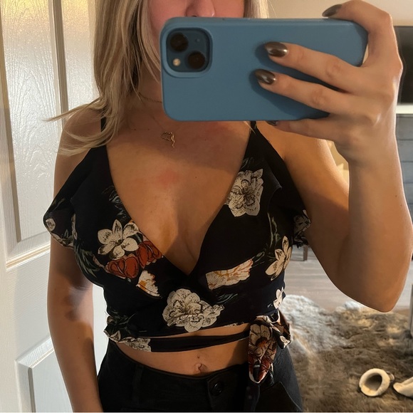 Navy Blue Floral Tie Top 💙 - Picture 2 of 3